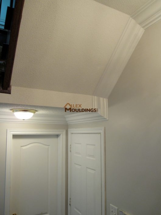 hallway moulding accents