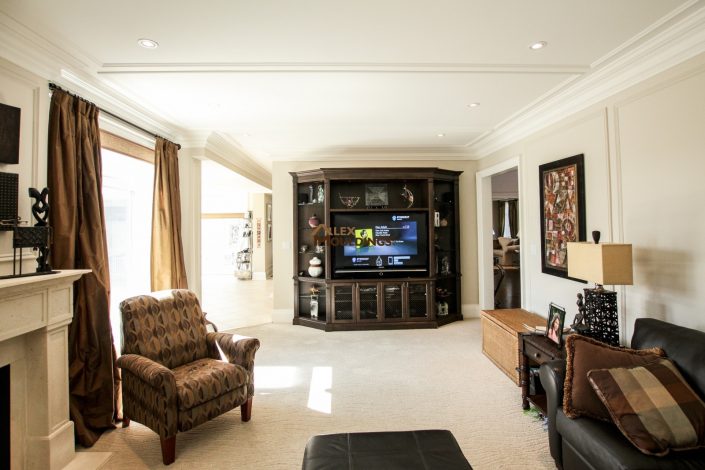 Living room designed with appliques and crown mouldings